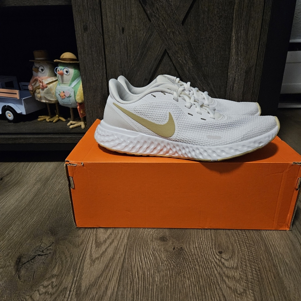 Nike Revolution 5